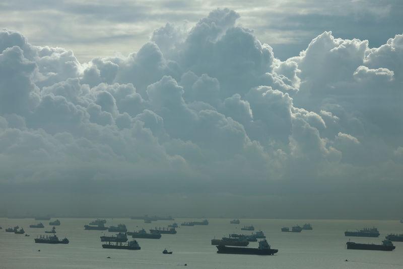 © Reuters. FILE PHOTO: Ships off the southern coast of Singapore