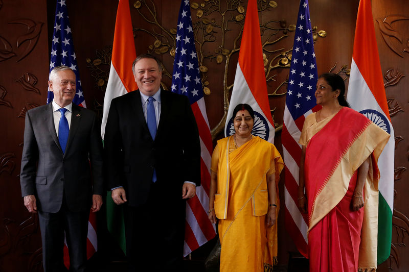 © Reuters. U.S. Secretary of State Mike Pompeo and Secretary of Defence James Mattis pose beside India’s Foreign Minister Sushma Swaraj and Defence Minister Nirmala Sitharaman before the start of their meeting in New Delhi, India