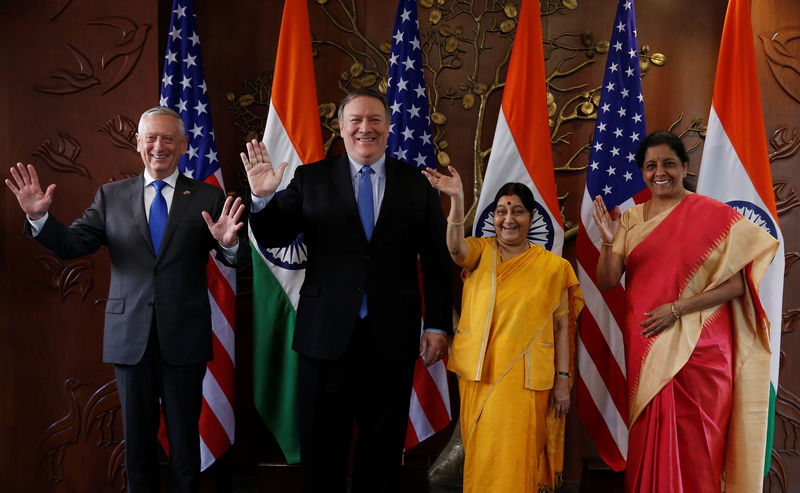 © Reuters. U.S. Secretary of State Mike Pompeo and Secretary of Defence James Mattis pose beside India’s Foreign Minister Sushma Swaraj and Defence Minister Nirmala Sitharaman before the start of their meeting in New Delhi, India