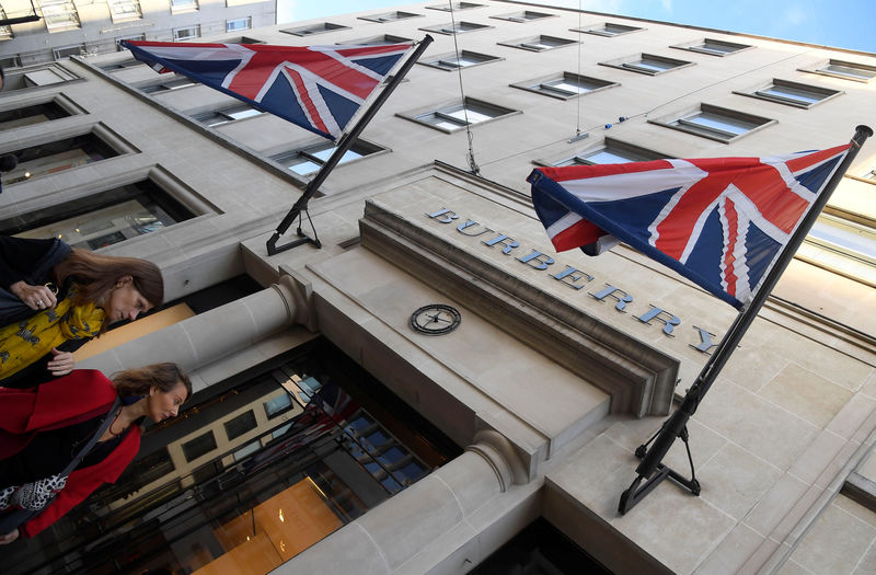 © Reuters. Shoppers walk past a Burberry store in central London, Britain