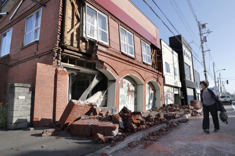 © Reuters. Una construcción dañada en la localidad de Abira, en la  isla de Hokkaido, tras el potente sismo que afectó la parte norte de Japón