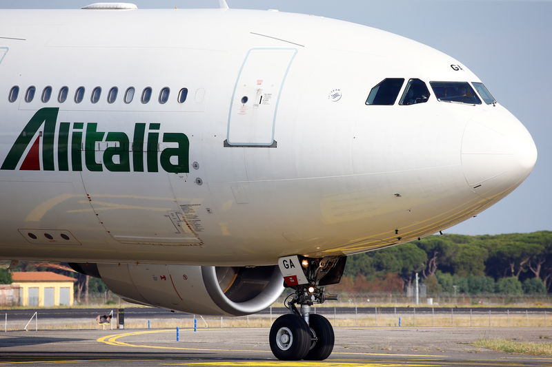 © Reuters. An Alitalia airplane is seen before take off from the Leonardo da Vinci-Fiumicino Airport in Rome