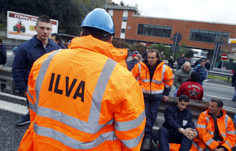 © Reuters. Workers from ILVA steel plant stage a protest on the west highway in Genoa