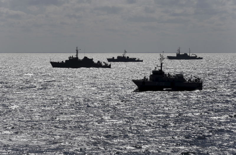 © Reuters. Latvian and Lithuanian navy ships participate in the "Squadex II 2015" exercise in the Baltic sea near Liepaja