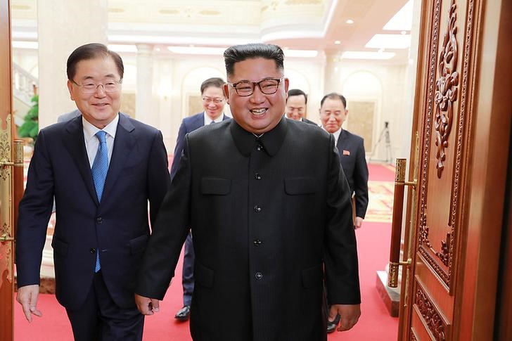 © Reuters. Chief of the national security office at Seoul's presidential Blue House Chung Eui-yong meets with North Korean leader Kim Jong Un in Pyongyang