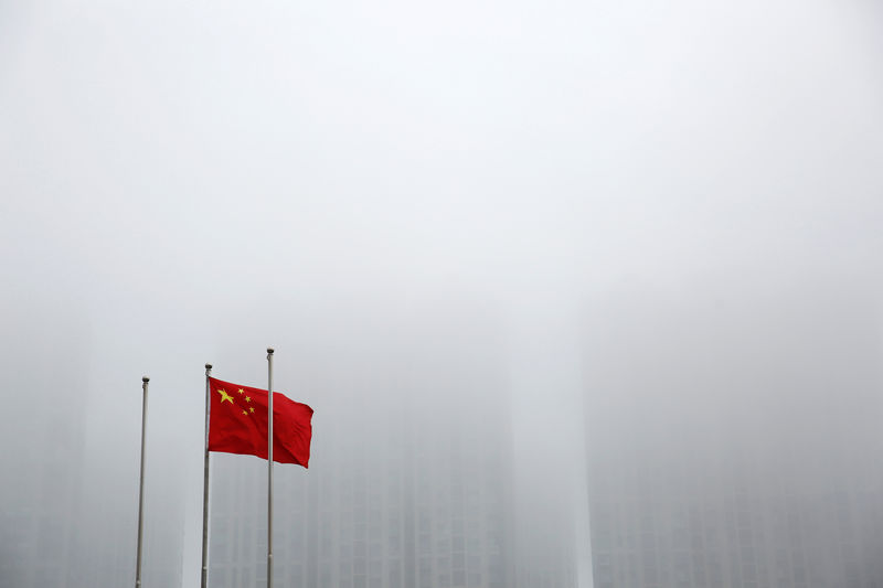 © Reuters. A Chinese flag is seen at a hazy day at the Shanghai Cooperation Organization (SCO) summit media center, in Qingdao
