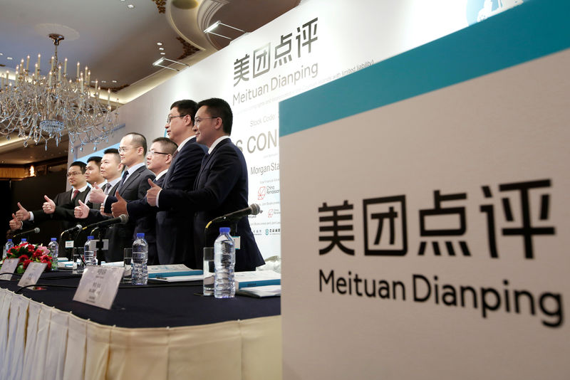 © Reuters. Management team of China's Meituan Dianping attend a news conference in Hong Kong