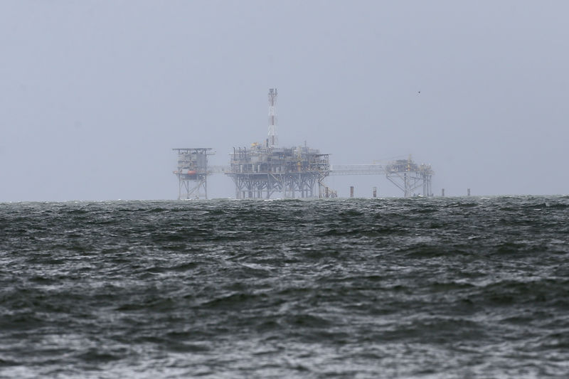 © Reuters. Plataforma de petróleo no Estado norte-americano do Alabama após passagem da tempestade tropical Gordon