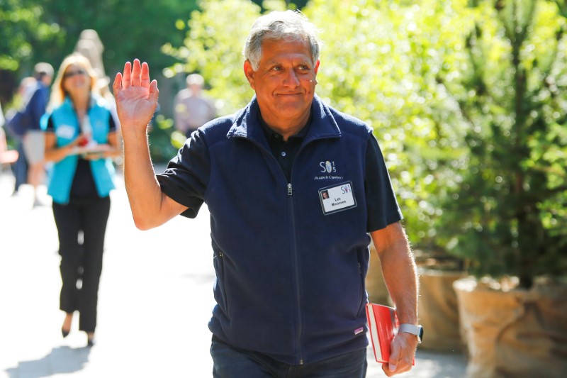 © Reuters. FILE PHOTO: CEO of CBS Corp, Moonves waves on the first day of the annual Allen and Co. media conference in Sun Valley