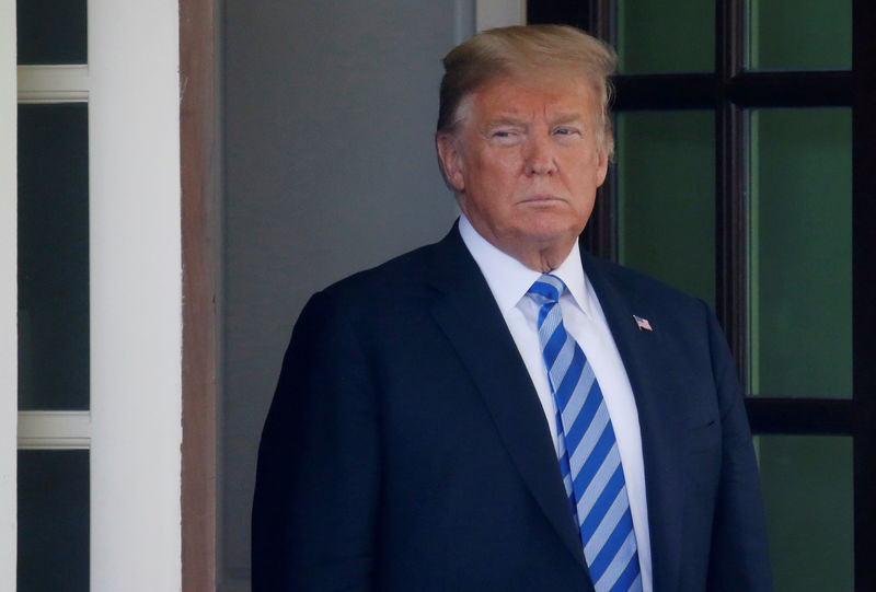 © Reuters. U.S. President Donald Trump waits for the arrival of Kuwait's Emir Sabah al-Ahmad al-Jaber al-Sabah at the White House in Washington, D.C.