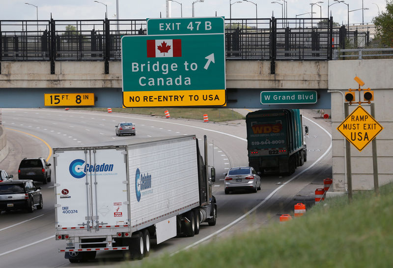 © Reuters. Commercial trucks exit the highway for the Bridge to Canada, in Detroit