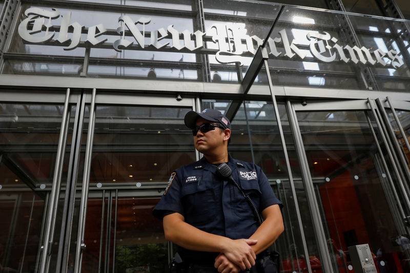 © Reuters. Oficial de polícia em frente ao prédio do jornal The New York Times, em Nova York