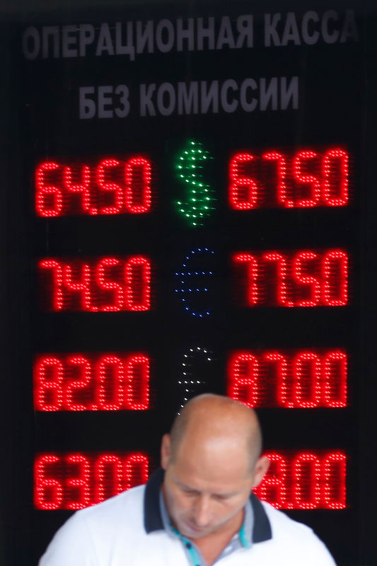 © Reuters. الروبل الروسي يهوي إلى أدنى مستوياته منذ 2016 بفعل مخاوف العقوبات