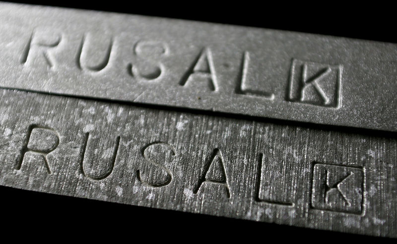 © Reuters. FILE PHOTO: Aluminium ingots made at the Rusal Krasnoyarsk aluminium smelter