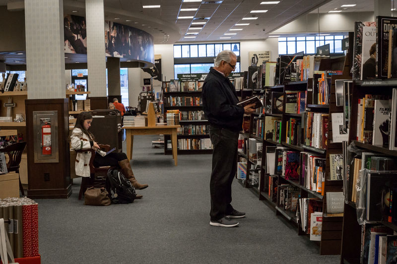 © Reuters. Area residents spend a Friday afternoon at Barnes & Noble in Bethel Park