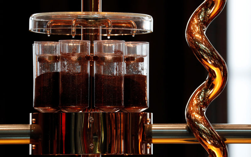 © Reuters. Roasted coffee is seen inside the new Starbucks Reserve Roastery flagship in downtown Milan