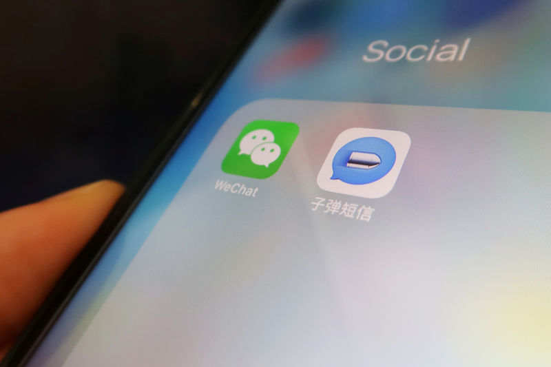 © Reuters. Aplicativos do Bullet Messenger e WeChat em tela de celular