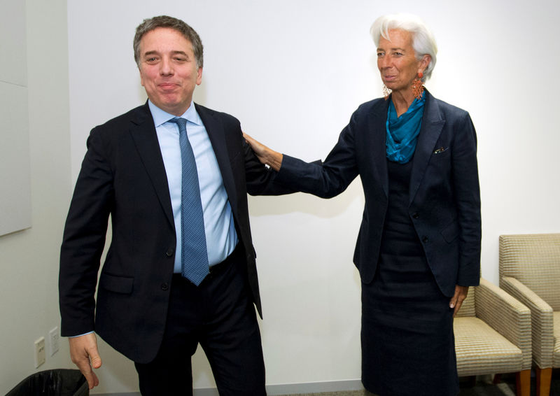 © Reuters. Diretora gerente do FMI, Chistine Lagarde, e ministro do Tesouro da Argentina, Nicolas Dujovne, na sede do FMI em Washington, Estados Unidos