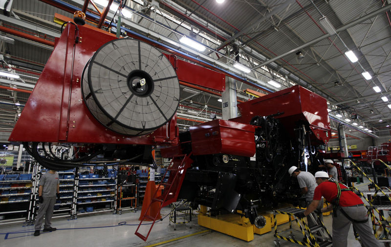 © Reuters. Linha de montagem de máquina de colheita em fábrica em Sorocaba, São Paulo, Brasil