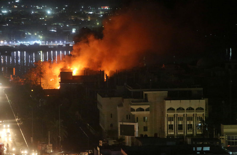 © Reuters. المحتجون يحرقون مقار أحزاب سياسية في أحداث عنف لليلة الرابعة بالبصرة