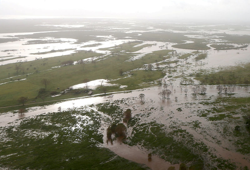 © Reuters. FILE PHOTO: Flooded areas can be seen from an Australian Army helicopter after Cyclone Debbie passed through the area near the town of Bowen, located south of the northern Queensland town of Townsville in Australia
