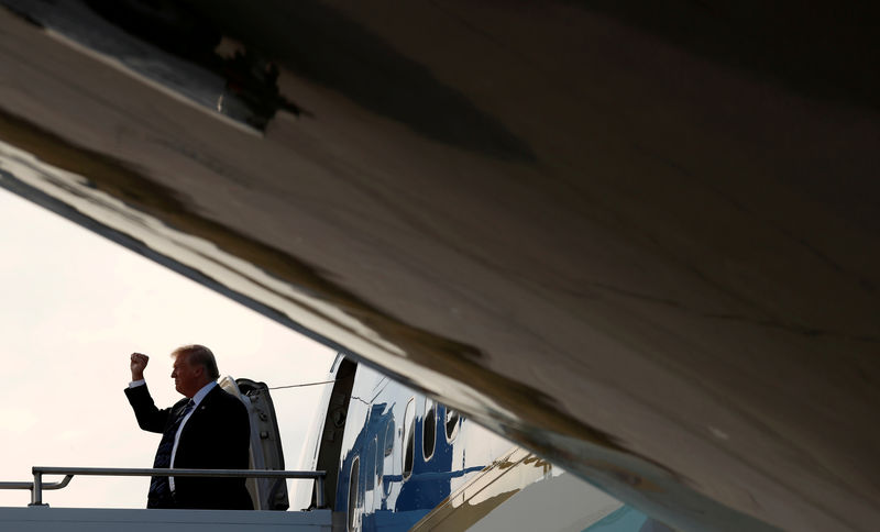 © Reuters. معاونون لترامب يتنصلون من مقال في نيويورك تايمز ينتقد أسلوب إدارة الرئيس