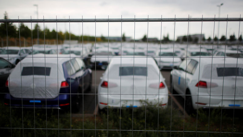 © Reuters. New Volkswagen cars are seen at the Berlin Brandenburg international airport Willy Brandt (BER) in Schoenefeld