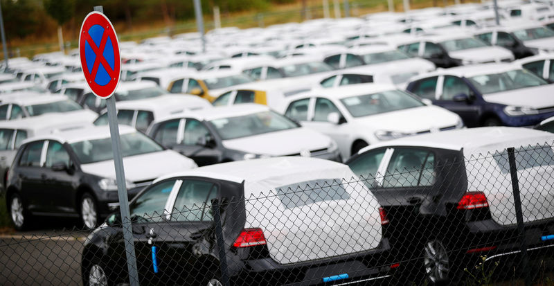 © Reuters. FILE PHOTO: New Volkswagen cars are seen at the Berlin Brandenburg international airport Willy Brandt in Schoenefeld