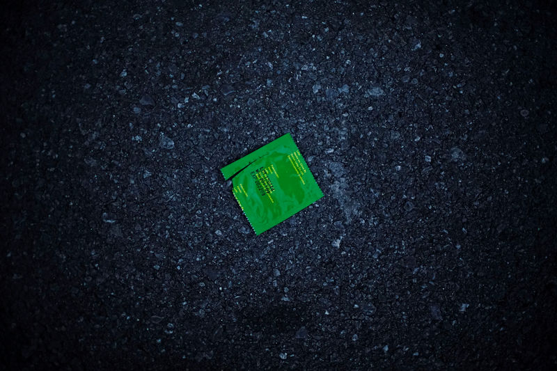 © Reuters. Un envase vacío de un condón en una calle de La Habana