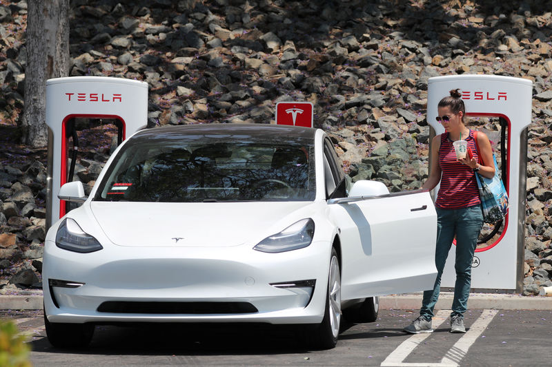 © Reuters. Las renuncias de cargos y un show de Musk fumando marihuana hacen caer las acciones de Tesla