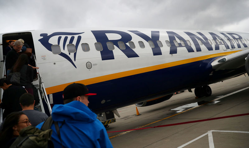 © Reuters. Passeggeri s'imbarcano su un volo Ryanair all'aeroporto londinese di Gatwick