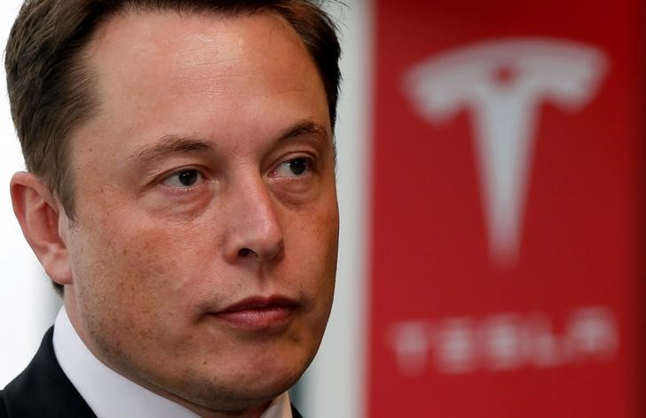 © Reuters. FILE PHOTO:  Tesla Motors Inc Chief Executive Elon Musk pauses during a news conference in Tokyo