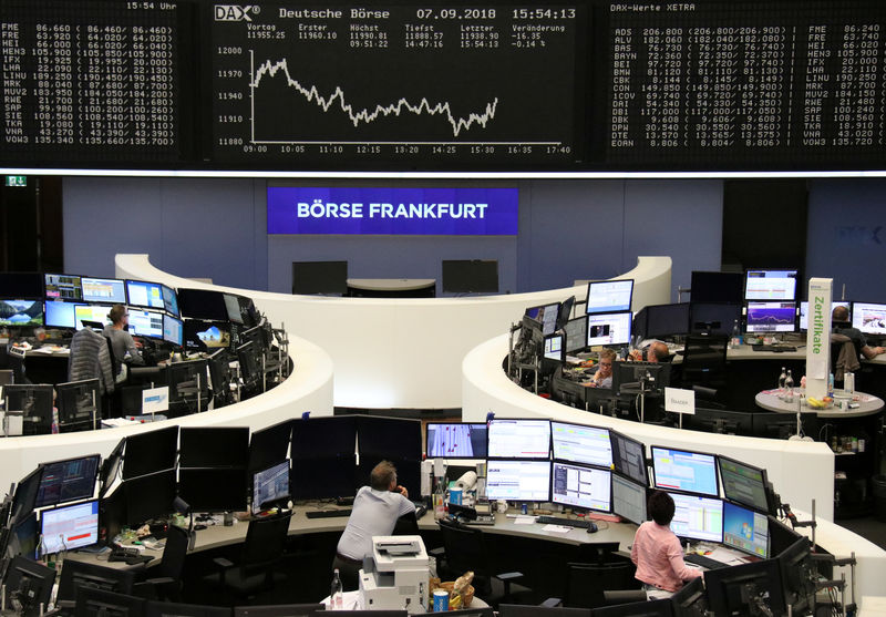 © Reuters. الأسهم الأوروبية تسجل أسوأ أداء أسبوعي منذ مارس بفعل مشاكل التجارة