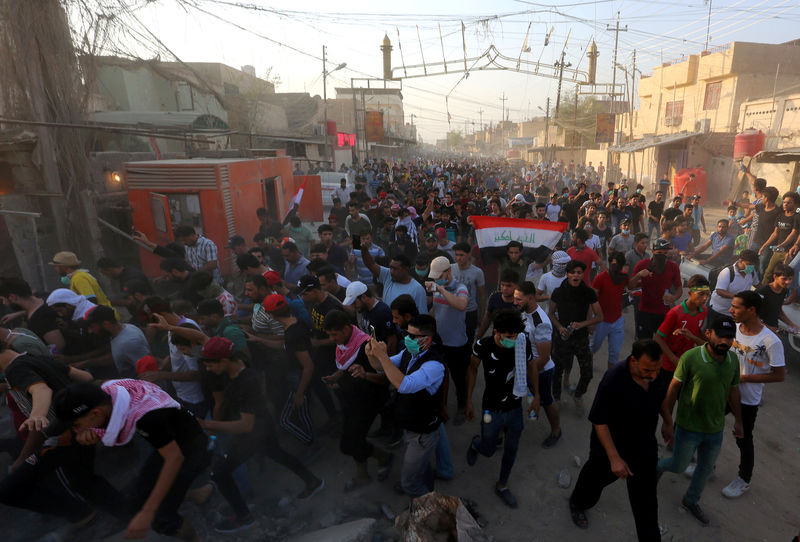 © Reuters. مسؤولون عراقيون يعلنون حظر التجول في البصرة وسط احتجاجات عنيفة