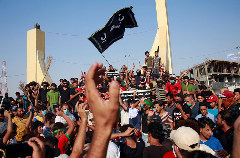 © Reuters. مقتل شخص وإصابة 11 في احتجاجات بالبصرة في العراق