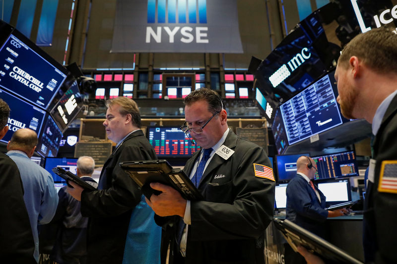 © Reuters. Traders work on the floor of the NYSE in New York