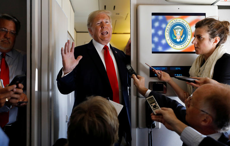 © Reuters. U.S. President Donald Trump speaks to reporters aboard Air Force One on his way to Fargo