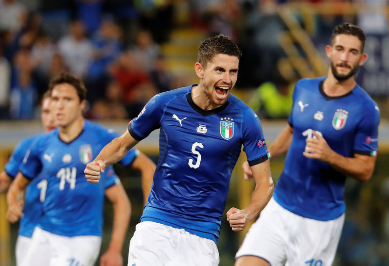© Reuters. ايطاليا تتعادل بصعوبة مع بولندا بركلة جزاء مثيرة للجدل