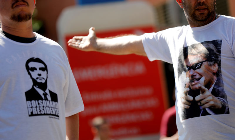 © Reuters. Simpatizantes do candidato do PSL à Presidência, Jair Bolsonaro, em frente ao Hospital Albert Einstein, em São Paulo