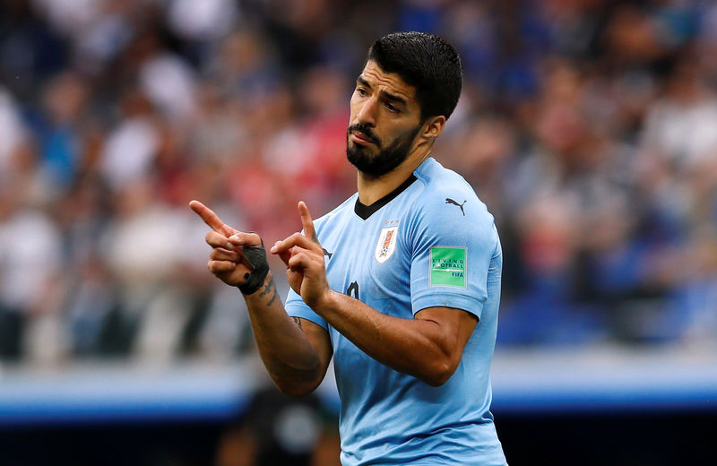 © Reuters. El uruguayo Luis Suárez gesticula durante una anotación en el partido de la Copa del Mundo frente a Francia