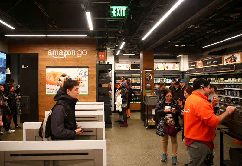 © Reuters. Imagen de archivo de clientes visitando la tienda Amazon Go en el edificio corporativo de Amazon en Seattle