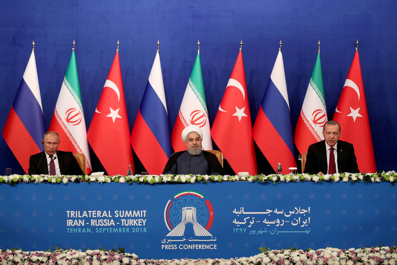© Reuters. De izquierda a derecha en la imagen: el presidente ruso, Vladimir Putin, y sus homólogos de Irán, Hassan Rouhani, y de Turquía,Tayyip Erdogan, en una cumbre en Teherán