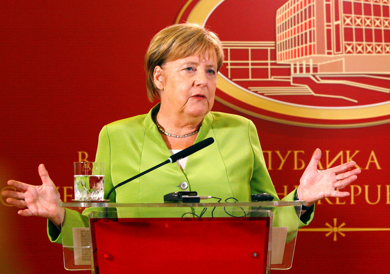 © Reuters. FILE PHOTO - German Chancellor Angela Merkel speaks during a news conference in Skopje