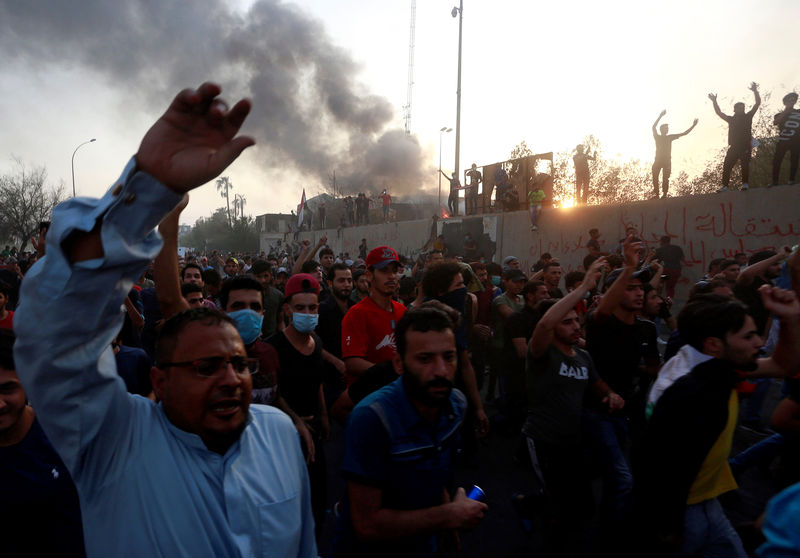 © Reuters. استهداف مطار البصرة بالصواريخ بعد ليلة من الاحتجاجات