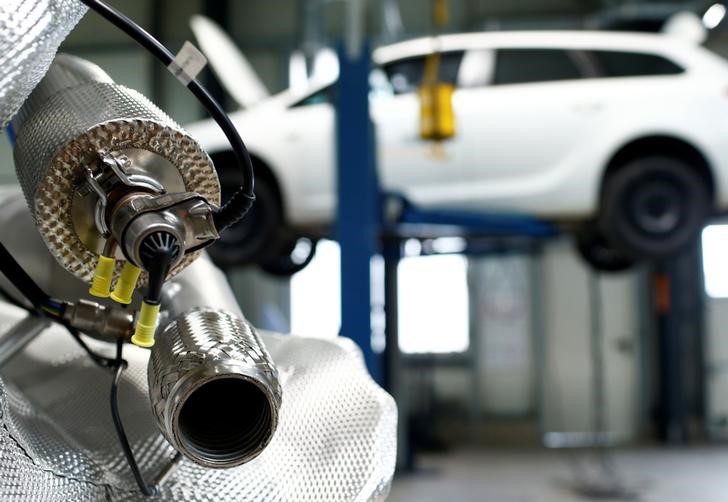 © Reuters. FILE PHOTO: A market ready particulate filter retrofit system for passenger cars to avoid diesel emission is pictured in a garage of German exhaust aftertreatment technology group Baumot in Witten