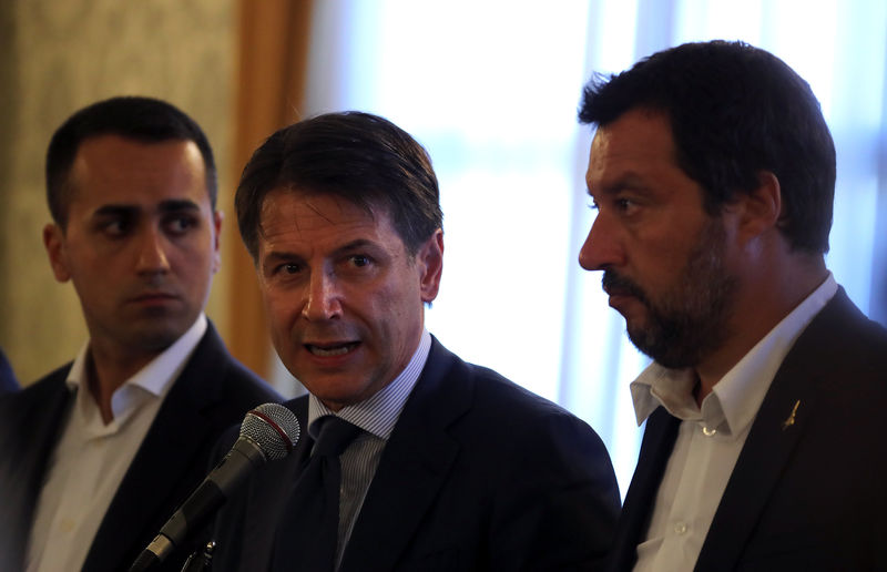 © Reuters. El primer ministro italiano, Giuseppe Conte, habla durante una conferencia de prensa en la alcaldía en la ciudad portuaria italiana de Génova