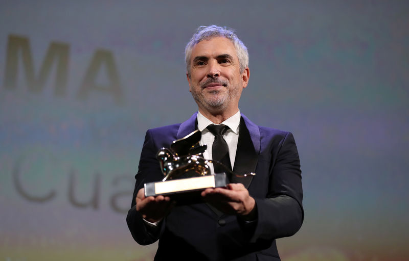 © Reuters. El director de cine mexicano Alfonso Cuarón recibe el León de Oro por Mejor Película por "Roma" en el Festival de Cine de Venecia