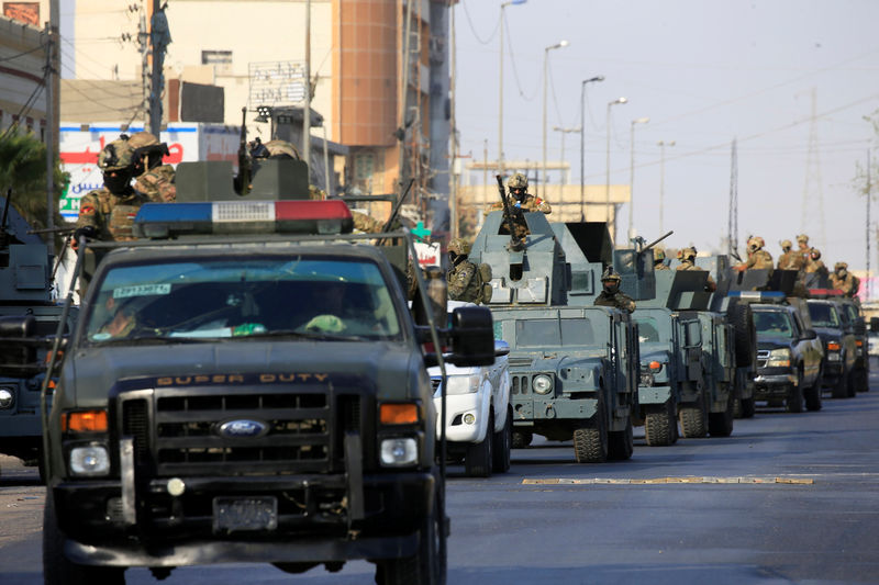 © Reuters. مسؤولون عراقيون يرفعون حظر التجول في البصرة