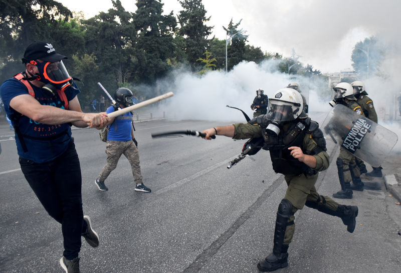 © Reuters. الشرطة اليونانية تطلق الغاز المسيل للدموع على محتجين ضد اتفاق مع مقدونيا