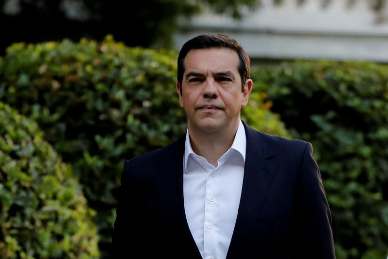 © Reuters. El primer ministro griego, Alexis Tsipras, sale del palacio presidencial tras reunirse con el presidente griego, Prokopis Pavlopoulos, en Atenas